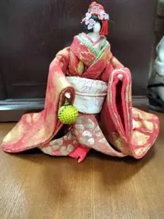 職人技の貴重ななめし革で作られた日本人形