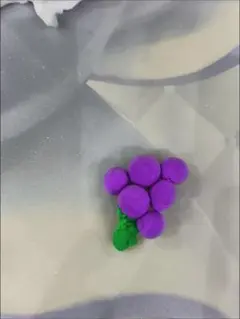 紫と緑の粘土 ぶどうの形状