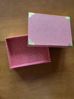 赤と白の模様 蓋付きボックス 中型