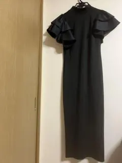 フリル袖の黒マキシドレス　Aライン　個性的　ピタッと　綺麗　大人っぽい　上品