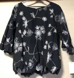 未使用　花柄刺繍 フリル袖 トップス 紺色☆M〜Lサイズ