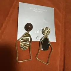 大振りゴールドピアス