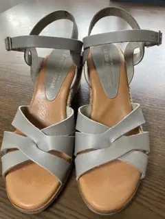 グレー クロスストラップ ウェッジヒールサンダル