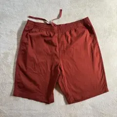 赤のショートパンツ ゴムと紐付き