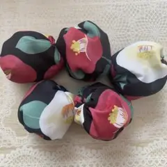 お手玉　5個セット　黒　和柄　椿　お花　紅白　ハンドメイド