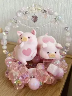 ピンクの豚フィギュアとビーズのリース