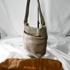 【美品、保存袋付き】HIROFU ショルダーバッグ シボ革 Hロゴ レザー