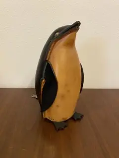 鴻池製作所　レザークラフト　ペンギン　貯金箱　鍵付き 鴻池製作所 レザー ペンギン型 貯金箱 - メルカリ