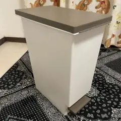 ホワイトグレー 角型蓋付きごみ箱