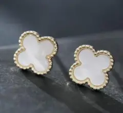 A☆安心のメルカリ便 ☆ ホワイトフラワー☆ ワンポイントピアス ☆a