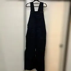黒いオーバーオール