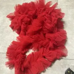 赤いフリルチュール生地