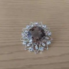 エレガントな花形ブローチ