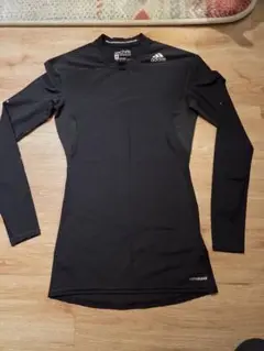 adidas TECHFIT ブラック 長袖 アンダーシャツ