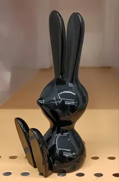 黒いウサギのフィギュア