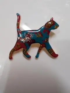 ①カラフルな猫のブローチ
