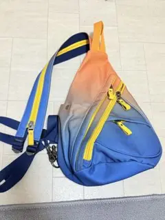 オレンジと青のスリングバッグ