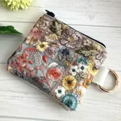 お試しSALE価格　インド刺繍リボンのポーチ　パッチワーク風カラビナ付き