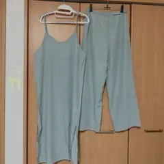 セットアップ パンツとキャミワンピース