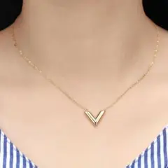 ◆新品◆ゴールド☆『V』ロゴ☆ステンレスネックレス☆アレルギー対応
