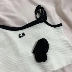Chico チョーカー付きアシメ胸刺繍ニット