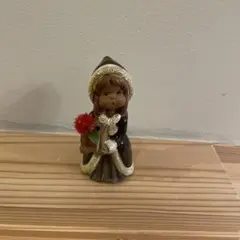 女の子の花を持つ陶器置物　フラワーガール　北欧　スウェーデン
