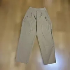 ユニクロ　ナイロンウルトラストレッチテーパードパンツ　ベージュ　XS