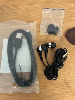 イヤフォン ブラック 交換用イヤーチップ付き、充電ケーブル