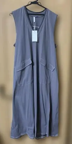 グレーノースリーブワンピース
