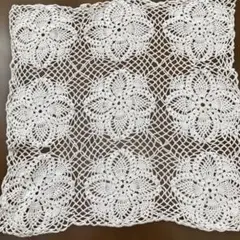 モチーフ繋ぎ合わせたテーブルクロス　白色　ハンドメイド　未使用 35x３４