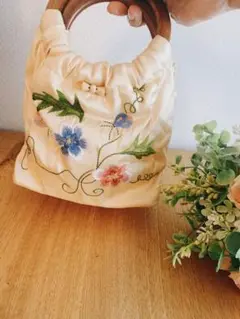 刺繍のウッドハンドルバッグ