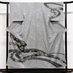 モノトーンの総絞りに刺繍の付け下げ 着物
