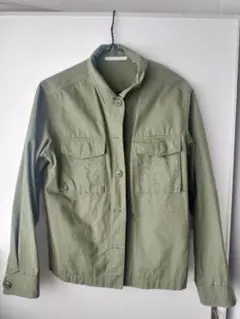 オリーブ色 Mサイズ ボタン付きシャツ