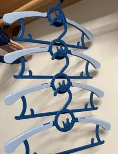青い多層ハンガー