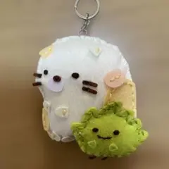 羊毛フェルト キーホルダー 猫と緑色キャラクター