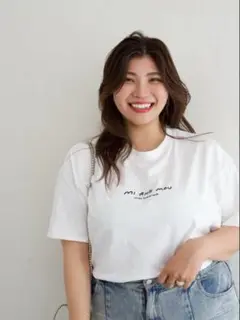 mi and mou ロゴ刺繍Tシャツ