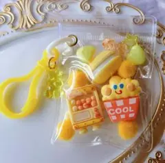 ガチャ詰め風ポーチ　キャンディバッグキーホルダー　黄色　ジャンクフード　ゲーム