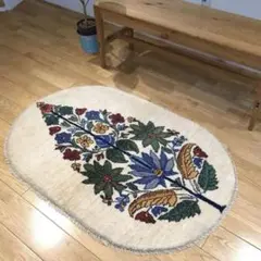 ペルシャ　ギャッベ　ソファ前　小判型　120×80　アイボリー　生命の木　花　葉