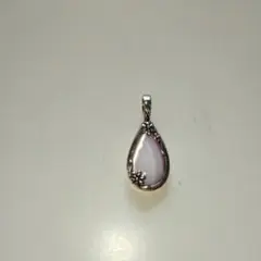 涙型シェルペンダント 花装飾