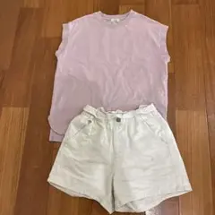 薄いピンクノースリーブシャツとホワイトショートパンツセット