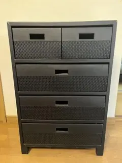 黒い編み込みデザインのチェスト