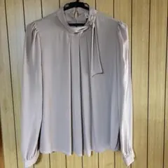 ベージュ リボン付き長袖ブラウス