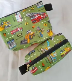 ★値下げ中【ハンドメイド】ラミネート/ポーチとペンケース/くるま