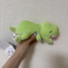 緑色の恐竜ぬいぐるみ