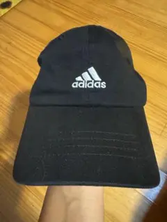 adidas 黒 キャップ ロゴホワイト刺繍バックストラップ