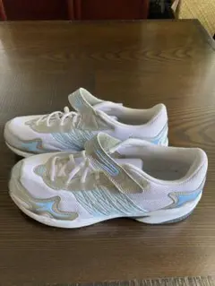 adidasランニングシューズ ホワイト/ブルー(２４.5センチ)