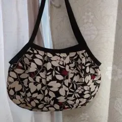 ハンドメイド グラニーバッグ 黒地 白葉 赤花