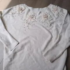 クリーム色の刺繍ニットセーター