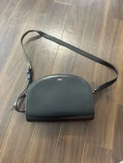 A.P.C. ハーフムーンショルダーバッグ
