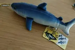 ぶるぶる　リアルなサメぬいぐるみ